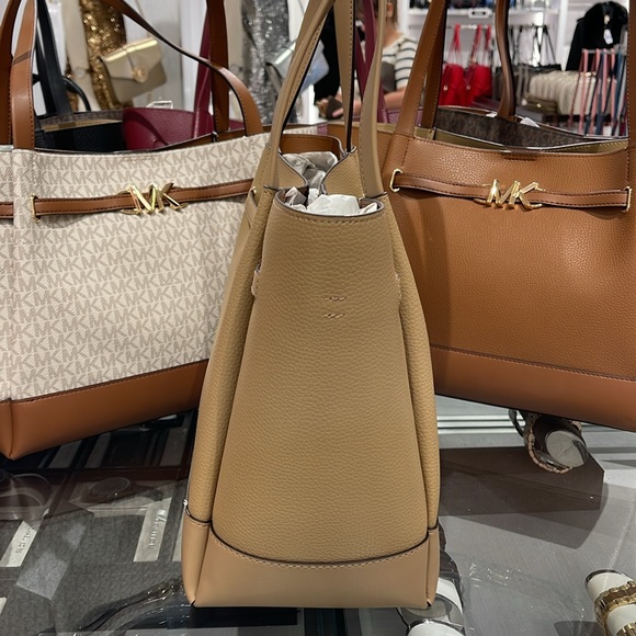 MICHAEL KORS
Reed Large Logo Belted Shoulder Tote Bag
Camel - Picture 6 of 16